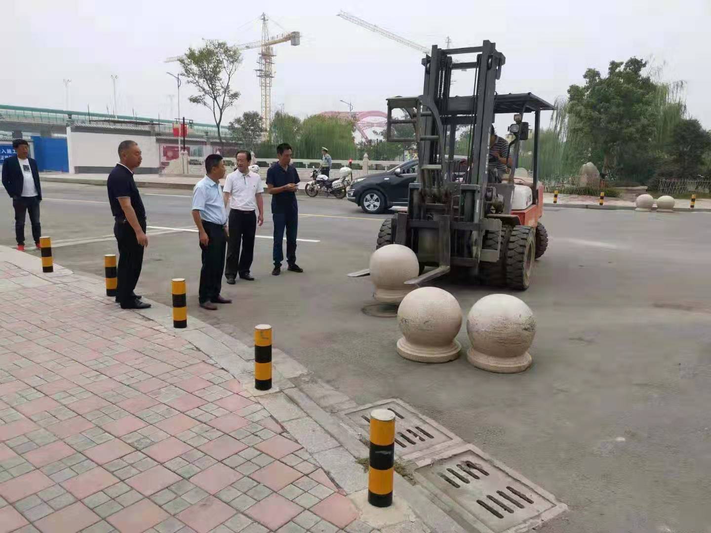 为向新中国成立七十周年献礼，市城建集团攻坚克难，实现了北门棚改区域民生路10月1日零时顺利通车。国庆假期，市城建集团坚持做好一线工作，在与交警部门共同做好民生路通车保障工作外，抓细节，抓落实，确保其他各项工作有序推进。.jpg